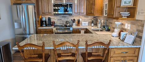 ثلاجة، ميكروويف، فرن، موقد طهي مسطح