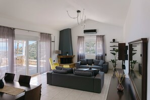 Smart TV, fireplace, ping pong, books - Private Pool Villa, Sea Views, BBQ,close to Beach (Bali)