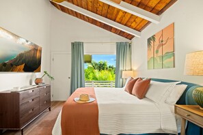 2 habitaciones, escritorio y tabla de planchar con plancha