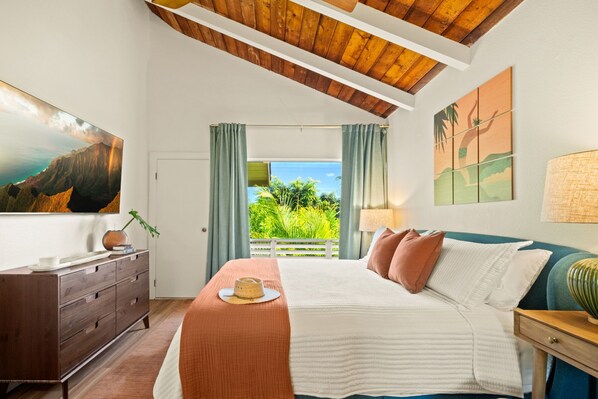 2 habitaciones, escritorio y tabla de planchar con plancha 