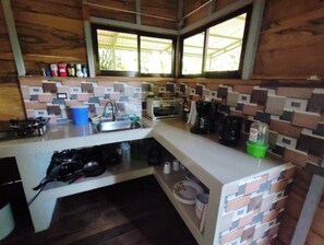 Kühlschrank, Mikrowelle, Herdplatte, Wasserkocher mit Kaffee-/Teezubehör