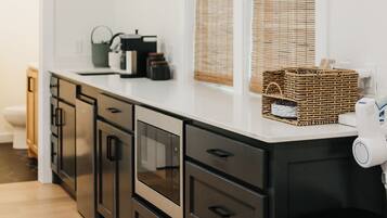 Micro-ondes, cafetiĂšre/bouilloire