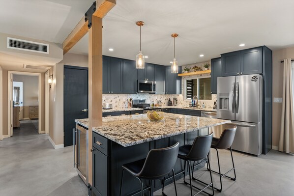 Fridge, microwave, oven, stovetop - Immaculate Newly Renovated 2BR/2BA Townhouse - Old Town Scottsdale (Scottsdale)