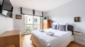 Een bureau, een strijkplank/strijkijzer, gratis wifi, beddengoed