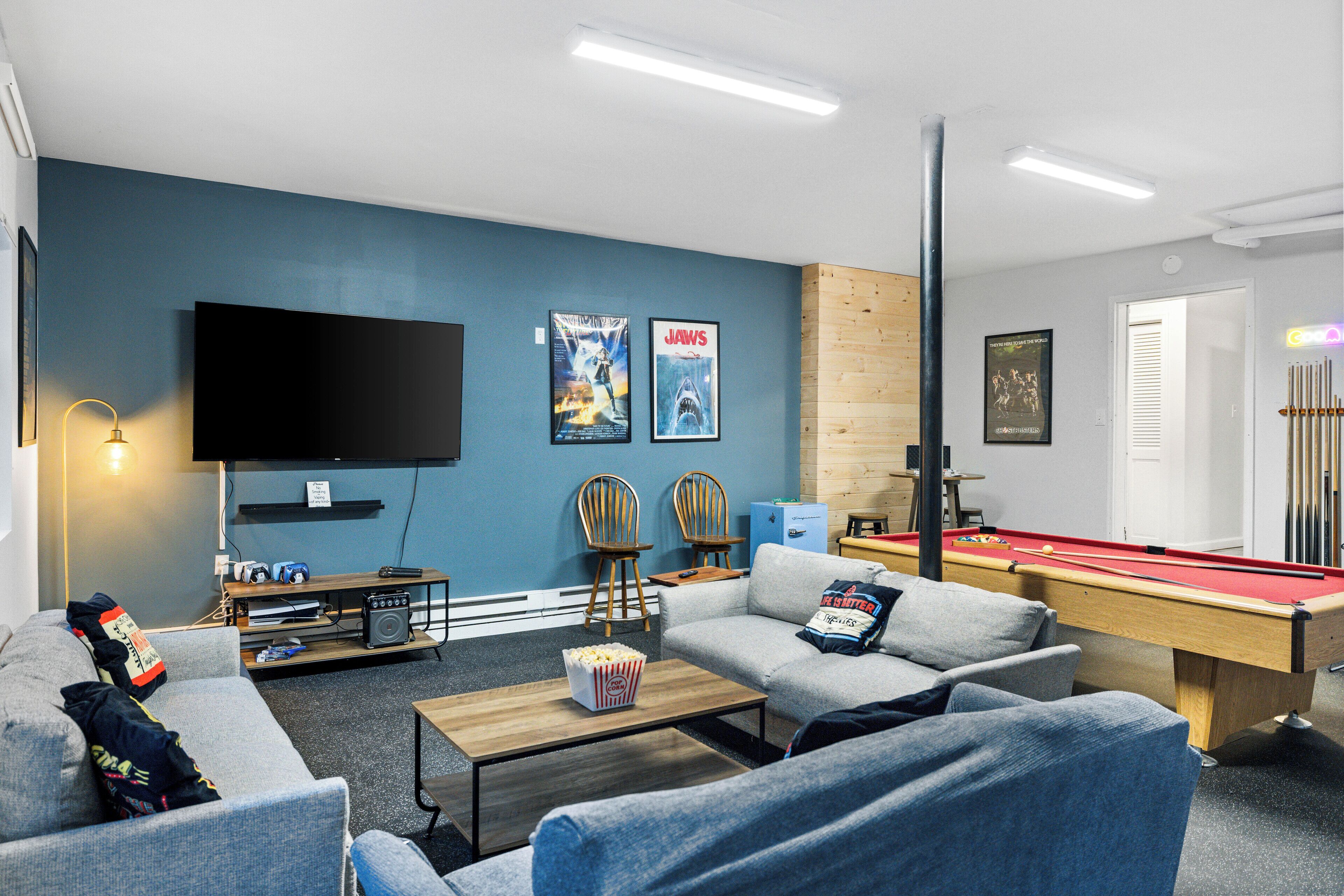 Een smart-tv, een open haard, videogames en een kantoor