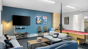 Een smart-tv, een open haard, videogames en een kantoor