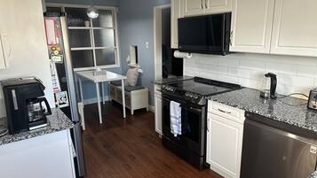 Kühlschrank, Toaster, Küchenrolle