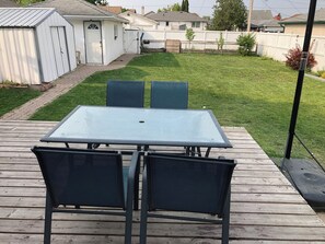 Outdoor dining - Winnipeg spotless Cozy 3 bedrooms home (Winnipeg)