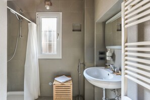 Douche, séchoir à cheveux, bidet, serviettes fournies