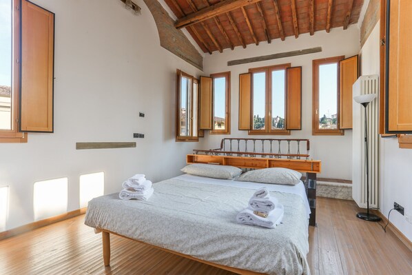 3 slaapkamers, een strijkplank/strijkijzer, wifi, beddengoed