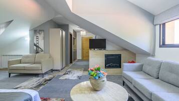 Smart TV, fireplace