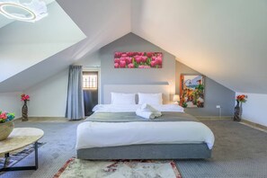 1 habitación, escritorio, tabla de planchar con plancha y cuna de viaje 