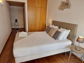 Appartement Confort, vue fleuve | Coffres-forts dans les chambres, rideaux occultants