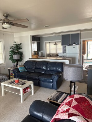 Living area - Charming 3 bedroom cottage on Lake Missaukee in beautiful Lake City with WiFi (Lake City)