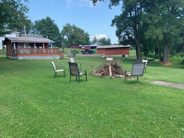 Outdoor dining - Cozy cabin with WiFi and AC in charming Watkins Glen (Watkins Glen)