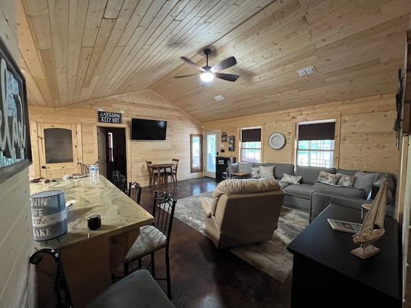 Smart TV, fireplace - Lakehouse Cabin Higden Greer’s Ferry Arkansas (Higden)