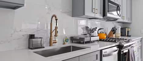 Frigorífico, microondas, horno y placa de cocina