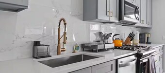 Group-Friendly 4 Bedroom/5 Bathroom Pets OK Close to Stadium 2 Car Pvt Parking