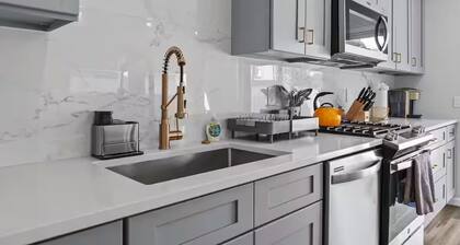 Group-Friendly 4 Bedroom/5 Bathroom Pets OK Close to Stadium 2 Car Pvt Parking