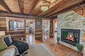 Smart TV, caminetto, videogiochi, libri