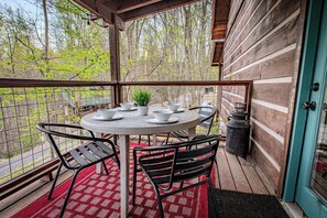 Outdoor dining - Cozy Cabin Near Gatlinburg - Hot Tub + Fire Pit (Sevierville)