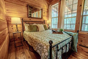 2 bedrooms, free WiFi, bed sheets - Cozy Cabin Near Gatlinburg - Hot Tub + Fire Pit (Sevierville)