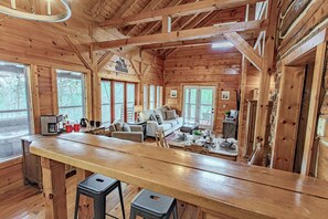 Smart TV, fireplace, video games, books - Cozy Cabin Near Gatlinburg - Hot Tub + Fire Pit (Sevierville)