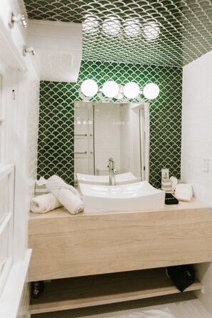 Dusch, hårtork och handdukar