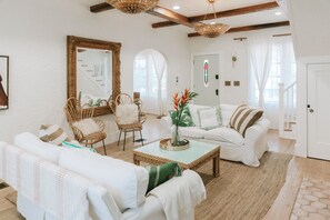 Smart TV, books, offices - The Grove Club: Palm Beach elegance, heated pool (West Palm Beach)