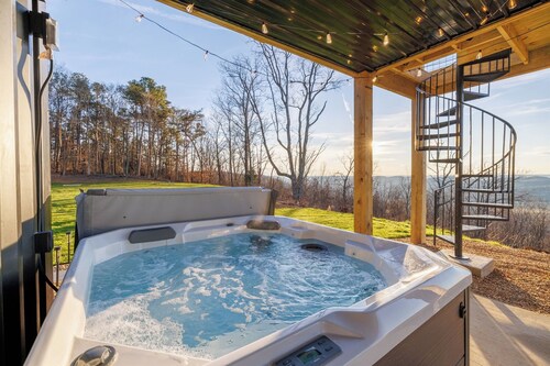 Beloveds Rest—Mountain Sunsets with a Hot Tub