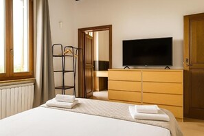 5 bedrooms, iron/ironing board, WiFi, bed sheets