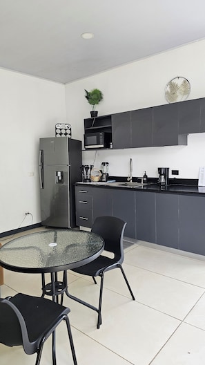 Réfrigérateur, micro-ondes, plaque de cuisson, cafetière/bouilloire