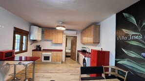 Fridge, microwave, oven, stovetop - FARMHOUSE FINCA VIÑA INÉS (Toledo)