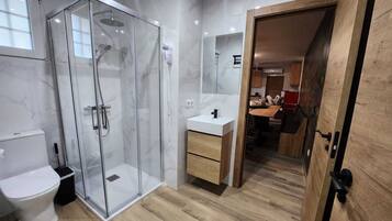 Een douche, een haardroger, handdoeken, zeep