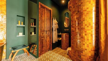 Deluxe Room | 1 bedroom, in-room safe, blackout drapes, iron/ironing board