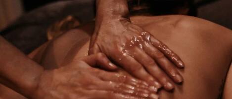 Une personne qui reçoit un massage du dos.