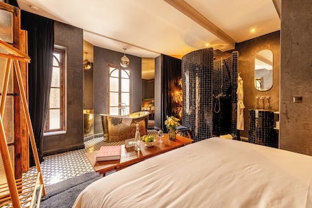 Caja de seguridad en la habitación y cortinas blackout