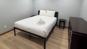 Ein Schlafzimmer mit einem Bett, einem Schminktisch und einem kleinen Tisch.