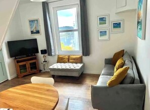 Una televisión de pantalla plana