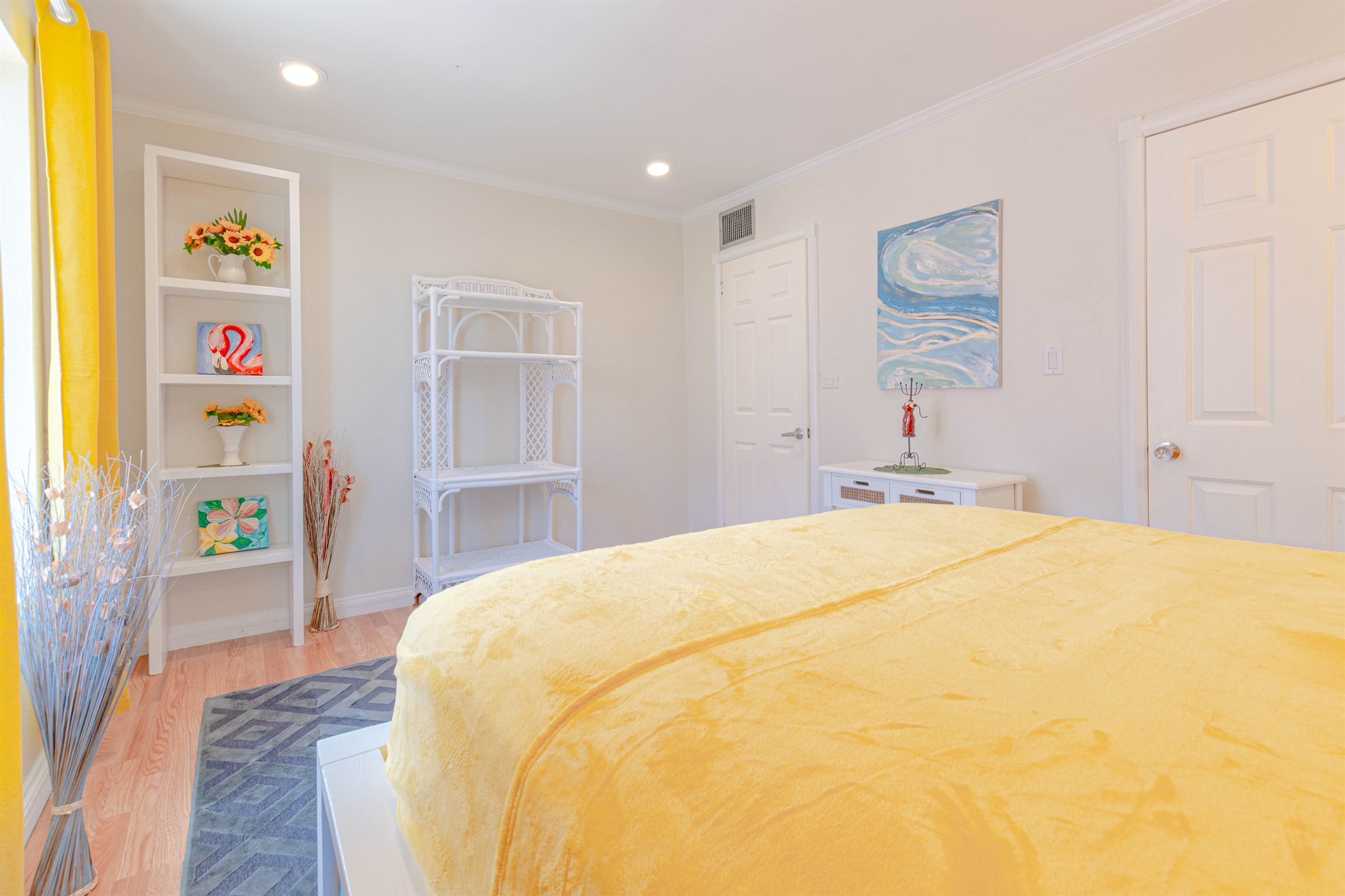 5 bedrooms, desk, iron/ironing board, travel crib