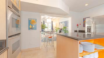 Coffee/tea maker, fridge, microwave, oven