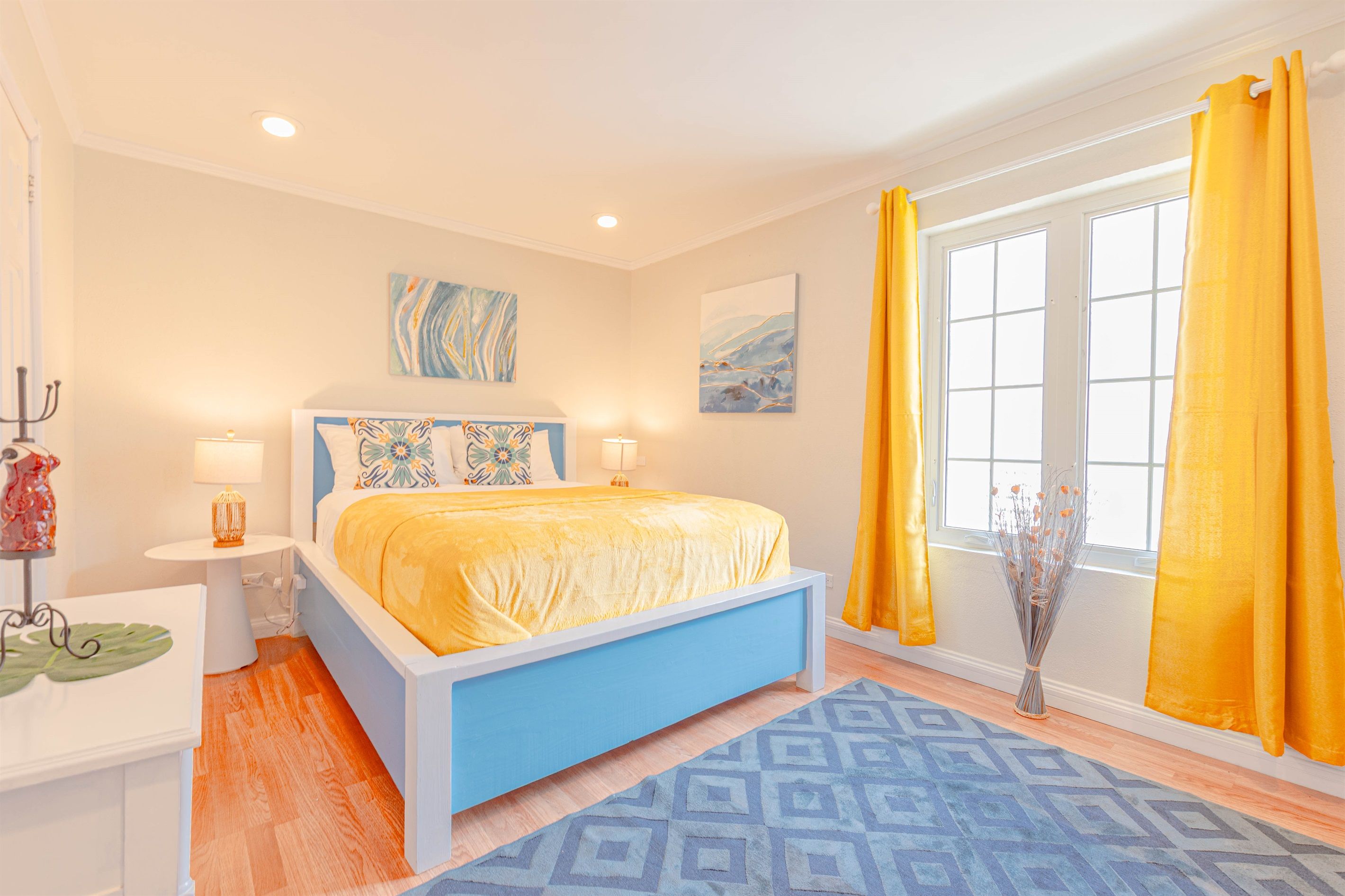 5 habitaciones, escritorio y tabla de planchar con plancha 