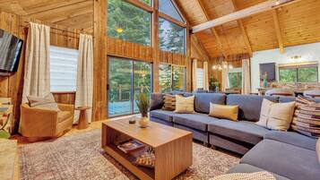 Una televisión, una chimenea