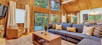 Modern A-Frame Cabin~HotTubâą SaunaâąFirePitâąLake Access-Game Room-Sleeps 10