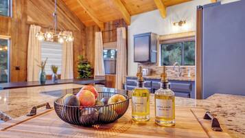 Microondas, horno, placa de cocina y lavavajillas