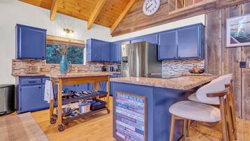 Microondas, horno, placa de cocina y lavavajillas