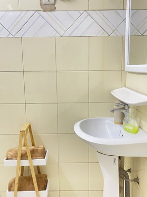 Dusch, handdukar, tvål och toalettpapper