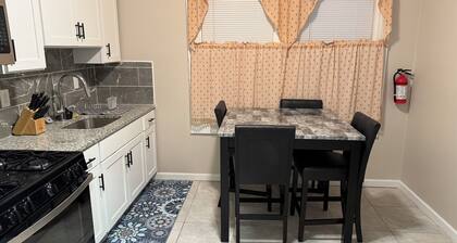 Judees' Comfort 3!
Spacious 3-Bedroom Apartment with WiFi, AC in charming Newark