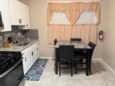 
Spacious, Comfy 3BR, 1BA Apt, Close to EWR, NYC, Beth Israel Hospital, MetLife,