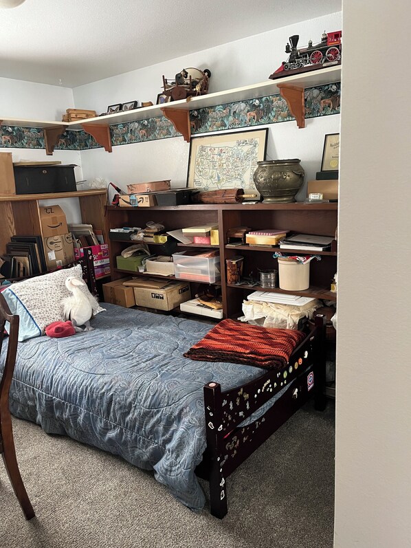 4 bedrooms, desk, WiFi, bed sheets